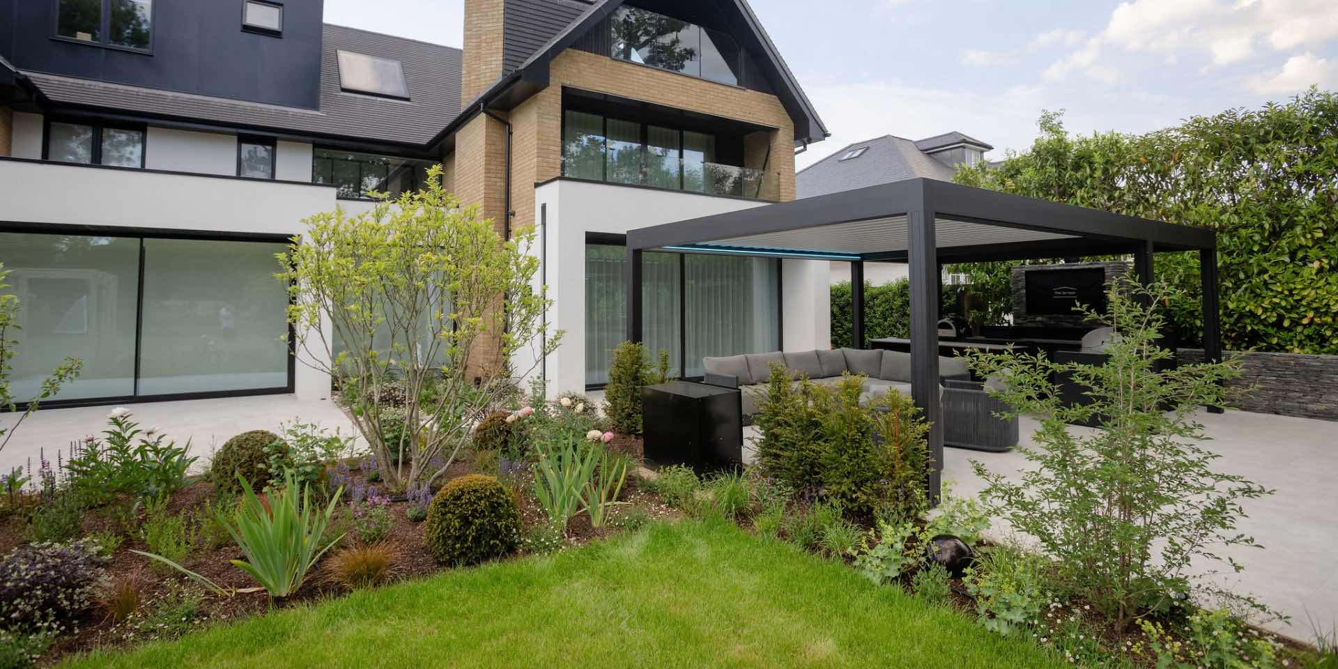 Renson garden pergola with outdoor lounge and bar and outdoor tv