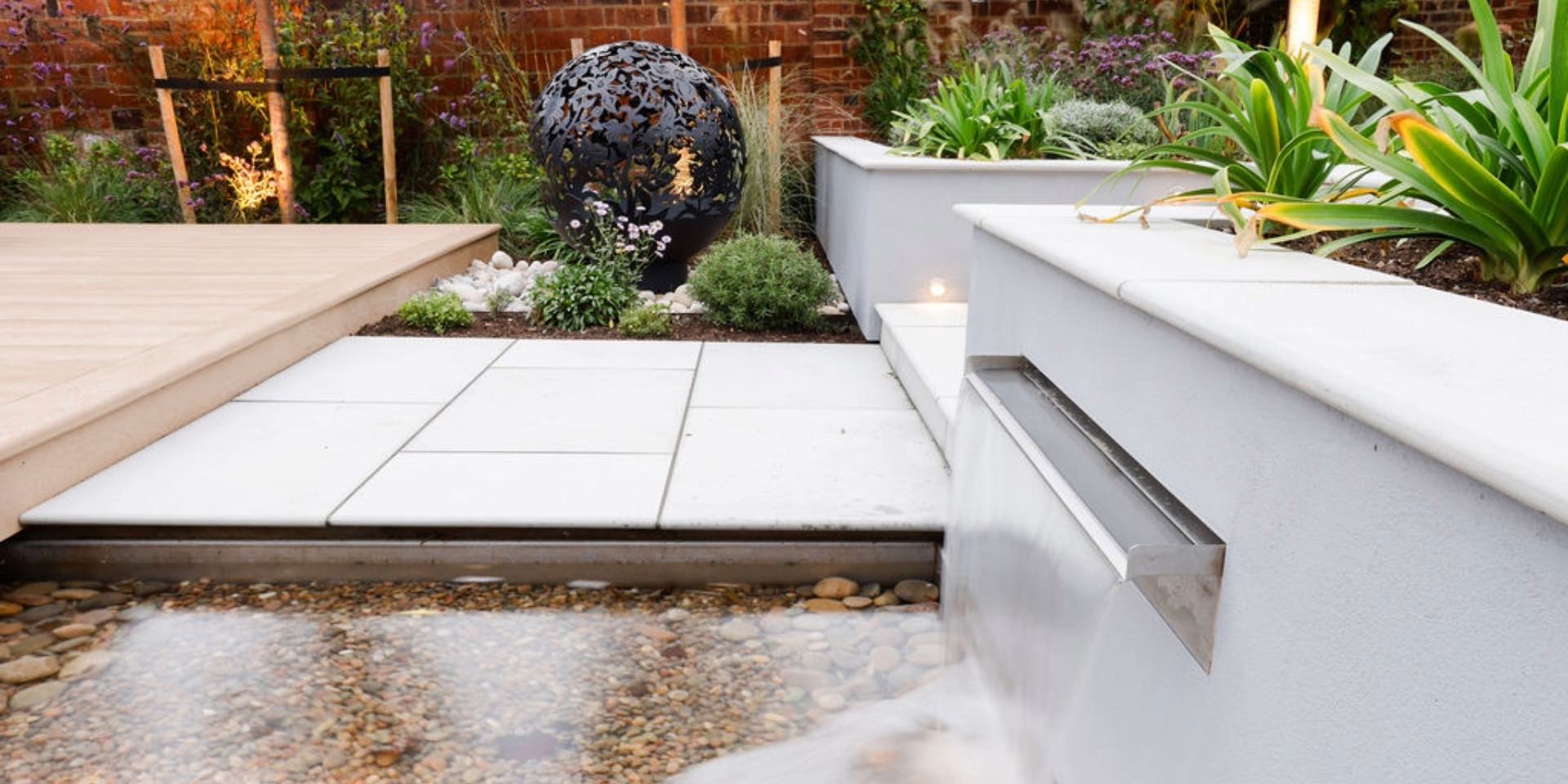 Water blade with pebble reservoir and stone paving